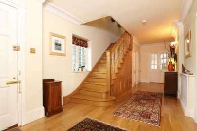 деревянная лестница в коридоре дома