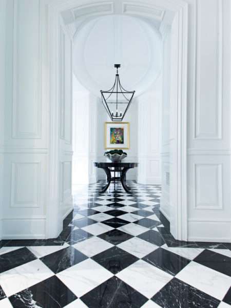 белый коридор в классическом стиле