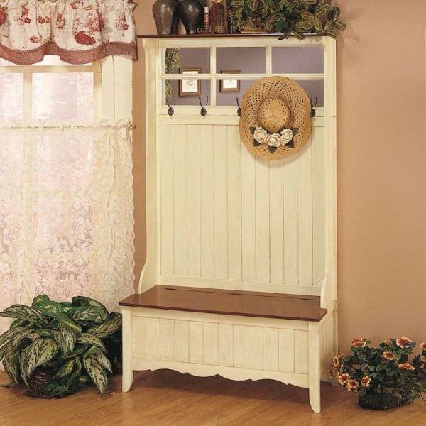стильный деревянный шкаф в прихожей в стиле кантри
