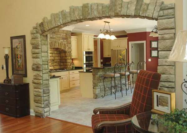 арка с декором из плитки под кирпич из гипсокартона на кухне