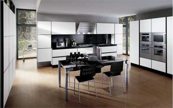 белая кухня с чёрной столешницей в минималистическом стиле