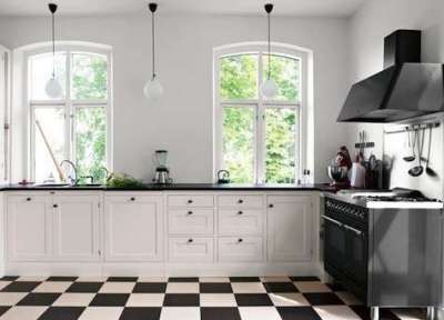 белая кухня с чёрной столешницей у окна
