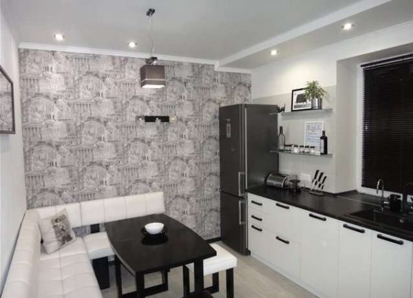 белая кухня с чёрной столешницей и серой стеной