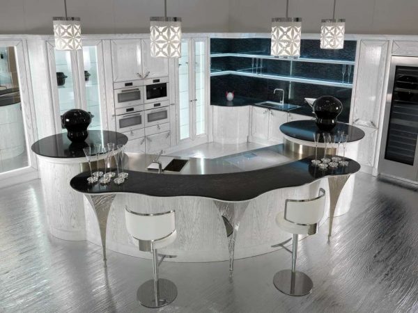 белая кухня с чёрной столешницей и круглыми столами