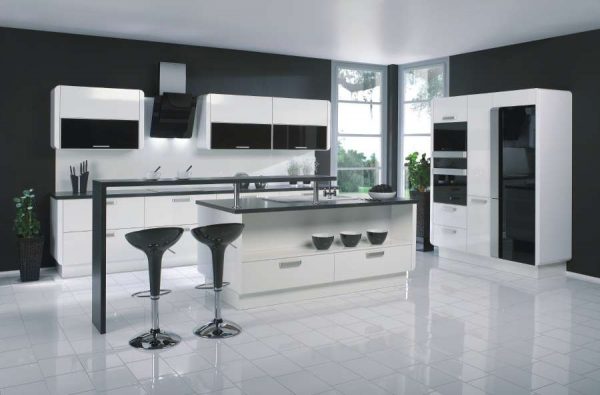 белая кухня с чёрной столешницей в стиле хай тек