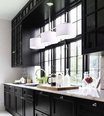 интерьер чёрной кухни со шкафами вокруг окна
