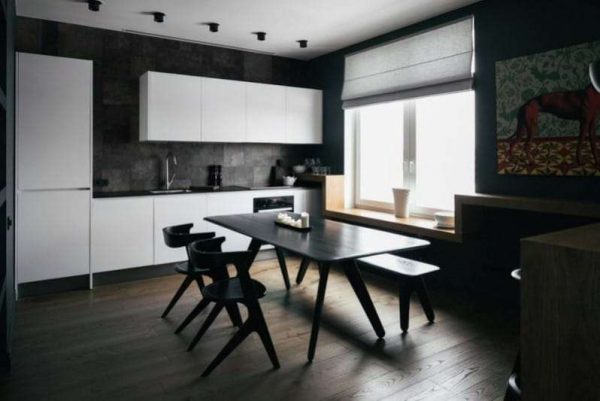 интерьер чёрной кухни с белым кухонным гарнитуром