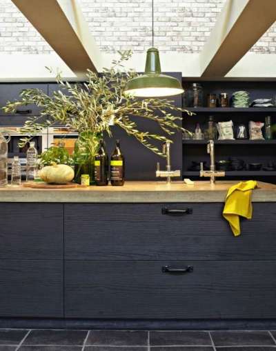интерьер чёрной кухни с матовыми фасадами