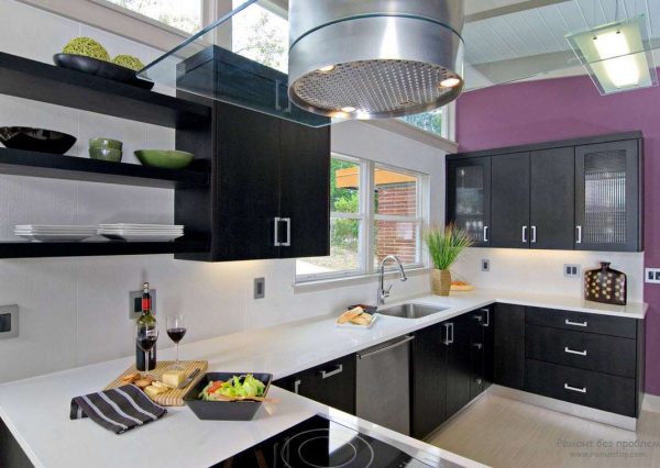 фиолетовая стена на чёрно-белой кухне