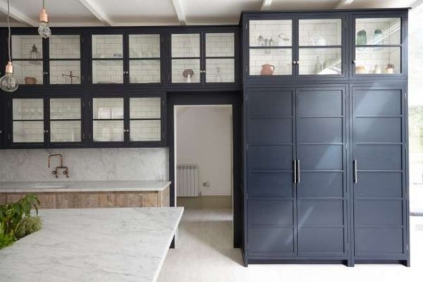 шкафы с прозрачными фасадами чёрно-белой кухни