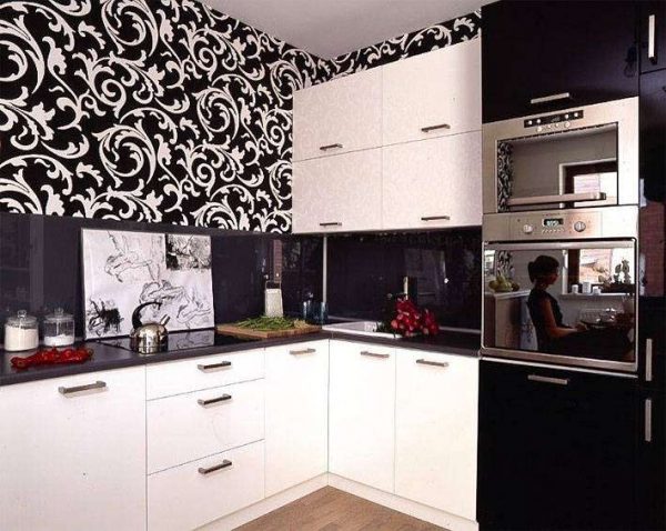 стильные обои с узорами на чёрно-белой кухне