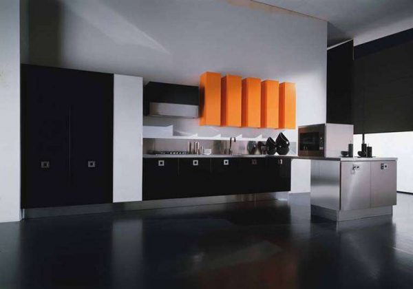 оранжевые шкафы на чёрно-белой кухнt
