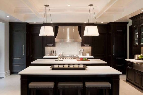 освещение над обеденной зоной чёрно-белой кухни