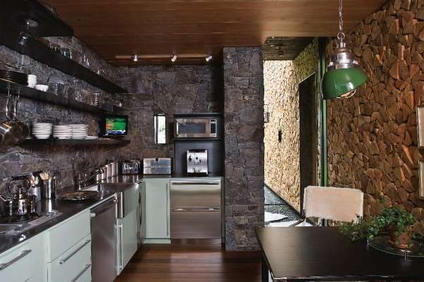 отделка стен натуральными материалами в интерьере кухни