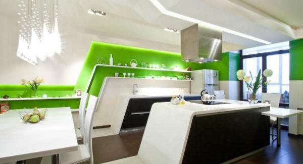 зелёные стены с подсветкой в интерьере кухни