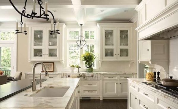 светлый интерьер кухни с белой мебелью