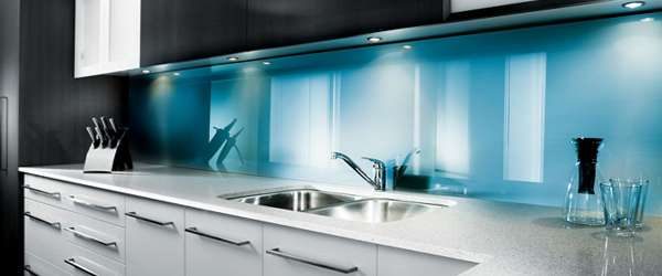 голубой фартук из стекла в интерьере кухни 