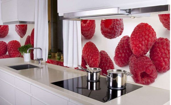 3D фотообои на кухонном фартуке малина