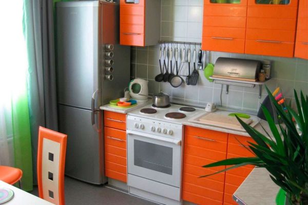 Холодильник для маленькой кухни у окна