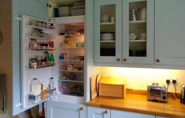 встроенный холодильник на маленькой кухне