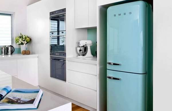 голубой холодильник смег на маленькой кухне