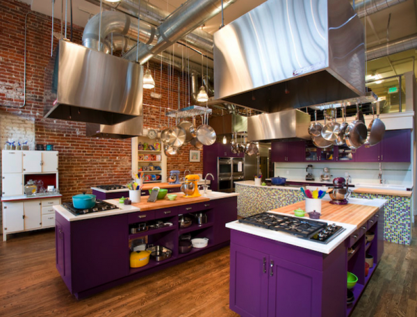 фиолетовый кухонный гарнитур лофт