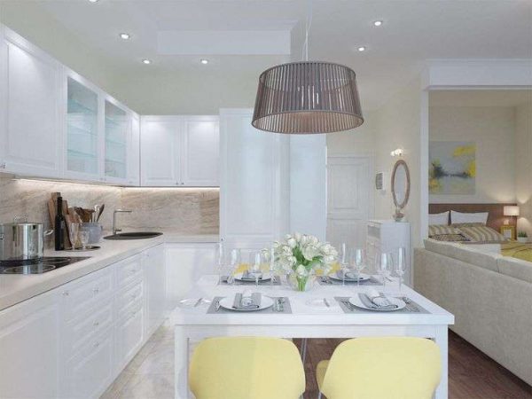 белый кухонный гарнитур со встроенным освещением