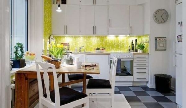 белый кухонный гарнитур с зелёным фартуком