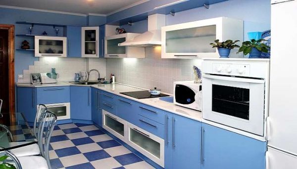 синяя угловая кухня с белой столешницей