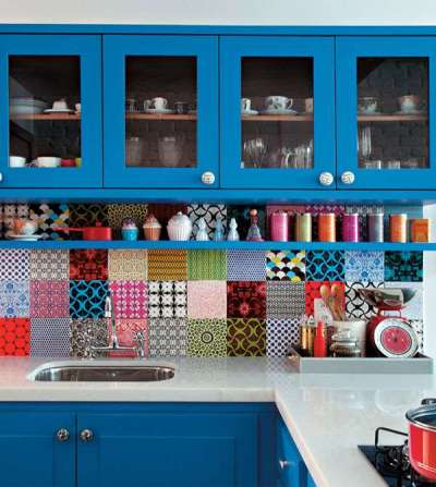 синяя кухня с ярким фартуком из разноцветного кафеля