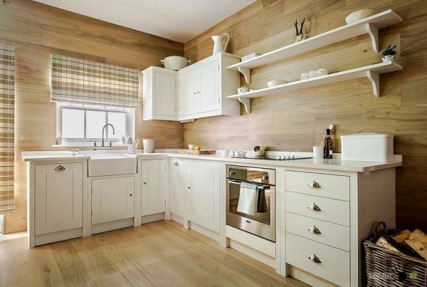 белая угловая кухня в простом интерьере