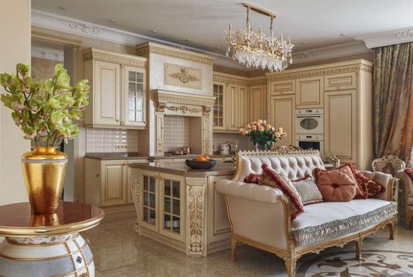 классический стиль на кухне совмещённой с гостиной в частном доме