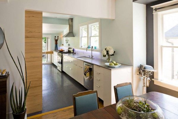 столовая зона на кухне совмещённой с гостиной в частном доме