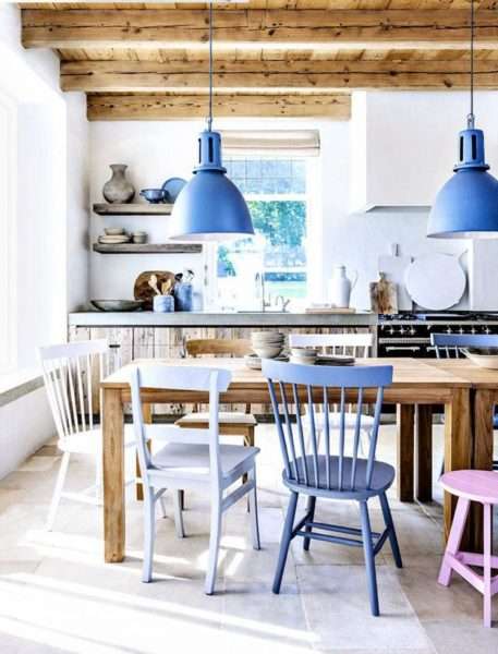 яркие стулья на кухне совмещённой с гостиной в частном доме