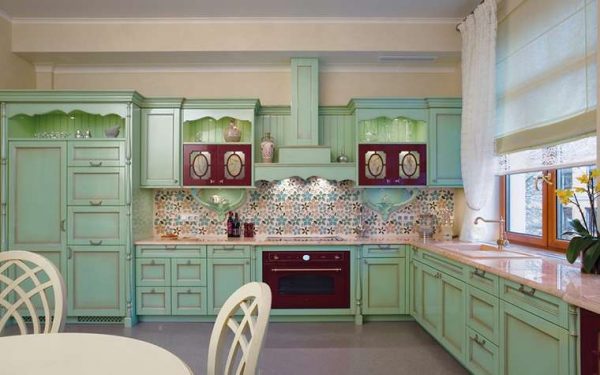 угловая кухня оливкового цвета в стиле прованс