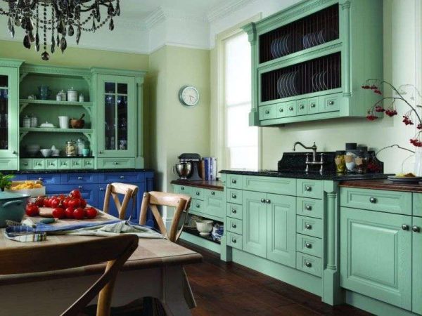 кухня мятного цвета со стенам оливкового оттенка