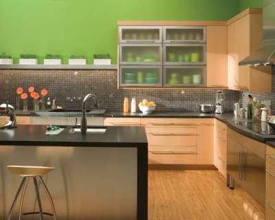 стена салатового цвета в интерьере кухни