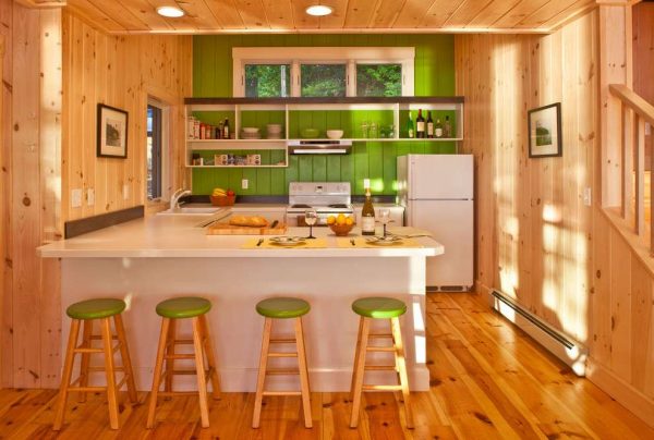 салатовые стулья и стена на деревянной кухне