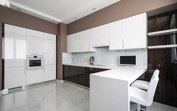 белый интерьер кухни в стиле минимализм
