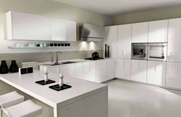 белый гарнитур на кухне в стиле минимализм