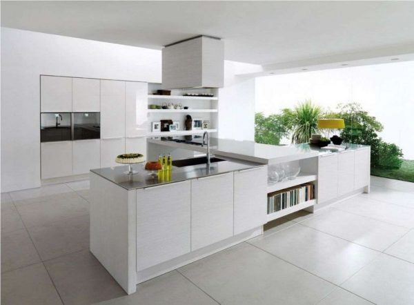 белая островная зона на кухне в стиле минимализм