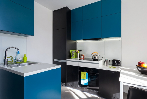 синий гарнитур на кухне в стиле минимализм