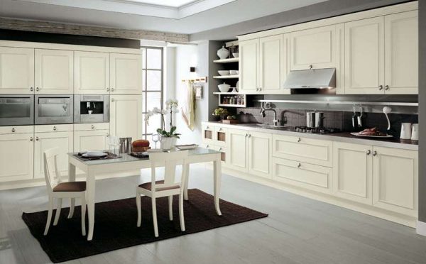 белый кухонный гарнитур на кухне в стиле неоклассика