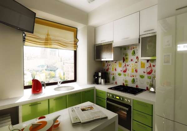 бело-зелёный гарнитур на маленькой кухне