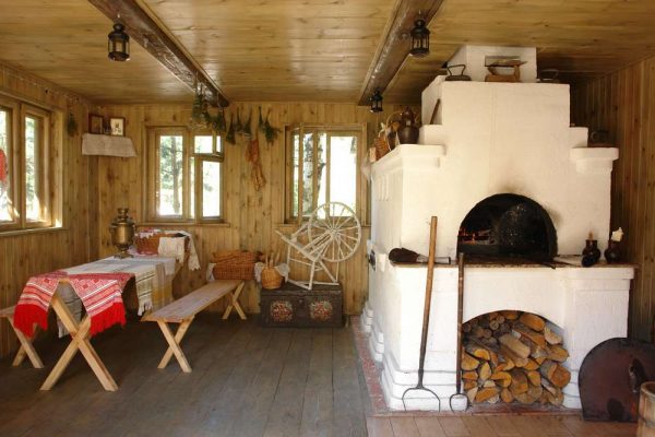 Уютный интерьер деревенского дома с печкой