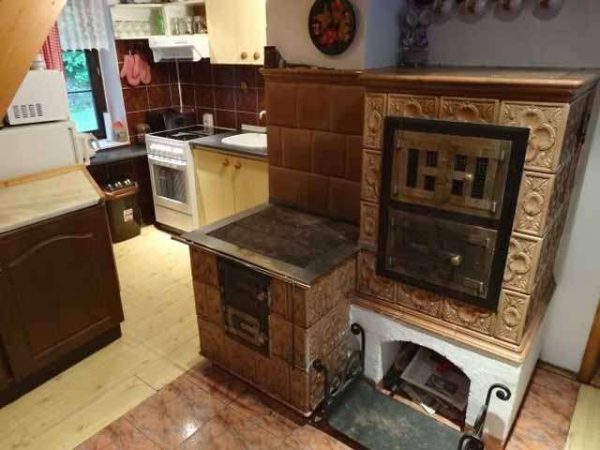 печка с изразцами на кухне частного дома