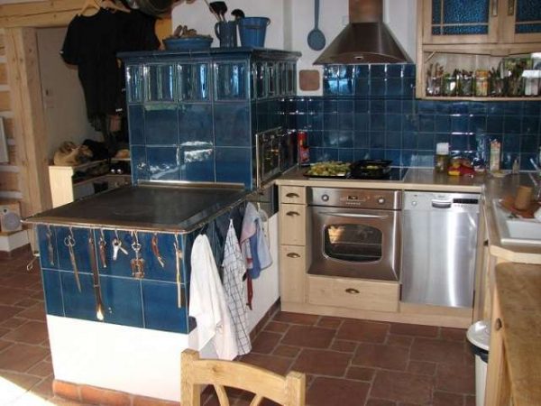 синяя плитка на печке в доме на кухне