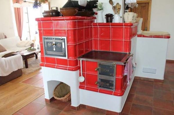 Дизайн кухни в частном доме с печкой