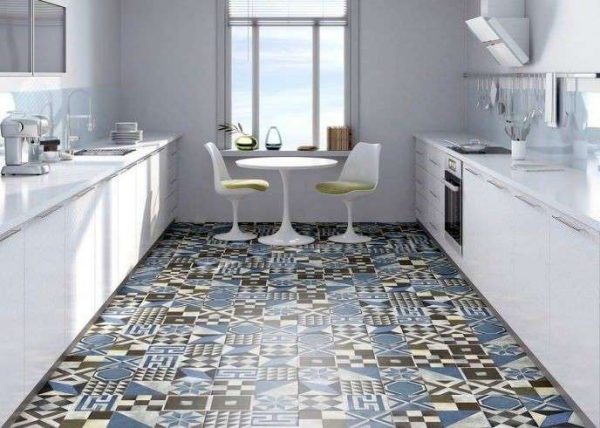 синяя плитка с узорами в интерьере кухни