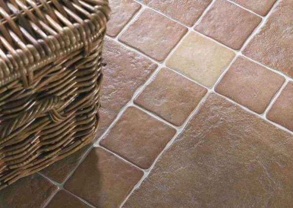 керамическая плитка под камень на полу кухни